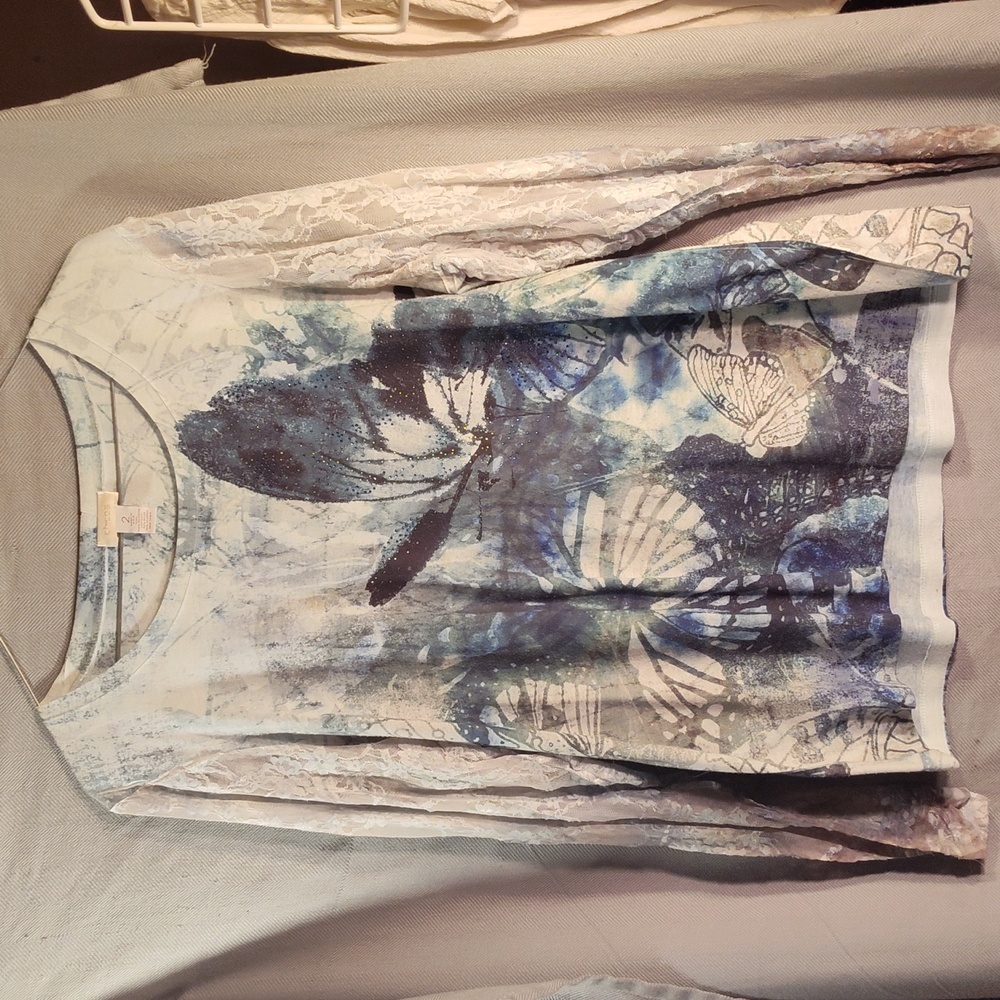 Woman's T-shirt butterfly pattern, long lacy sleeves
